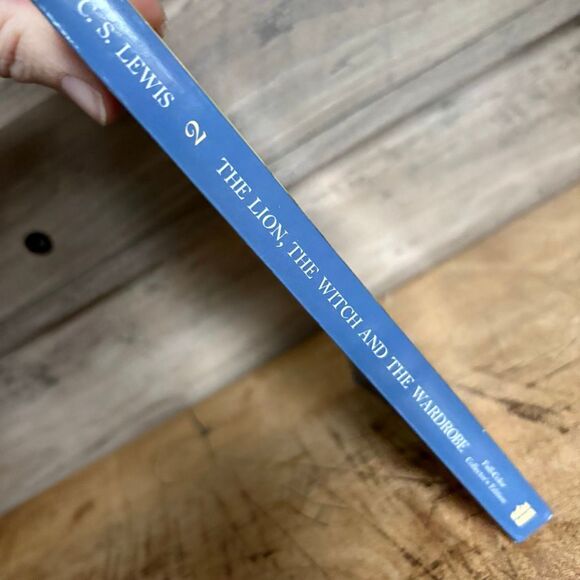 The Lion, the Witch and the Wardrobe by C.S. Lewis The Chronicles of Narnia Pape - Picture 2 of 9